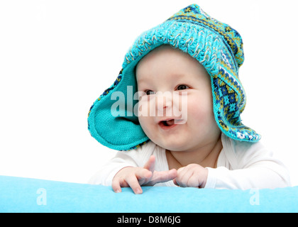 Heureux bébé en étoffes hat sur l'estomac Banque D'Images