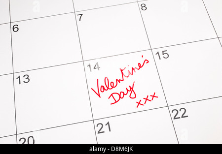 Page de calendrier indiquant la date du jour de la Saint-Valentin, le 14 février avec la Saint-Valentin écrit en encre rouge Banque D'Images