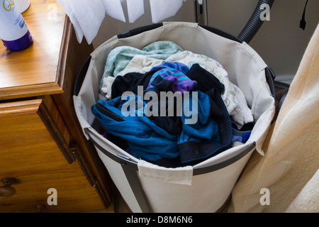 Un plein panier de linge sale. Banque D'Images