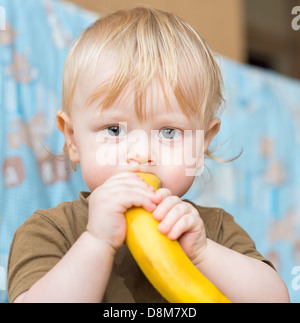 Petit garçon avec banana Banque D'Images