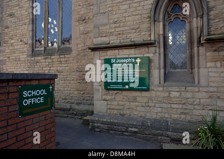 L'avis de la Commission et signe pour le bureau de l'école à l'extérieur de St Joseph's Catholic Church à Stockport, Greater Manchester, Banque D'Images