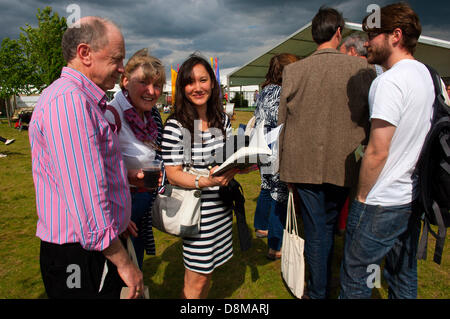 Hay-on-Wye, au Royaume-Uni. Le 31 mai 2013. Jennifer Watson 31, dans les ventes de Londres, est venu avec son mari et ses amis à l'Hay Festival pour l'événement : Le Carre. Elle attend dans la file d'attente pour la signature. Le Carré fans forment une queue massive sous un ciel menaçant d'obtenir leur livre signé. John Le Carré, le créateur de George Smiley et auteur de nombreux chefs-d'espion, a parlé de son travail dans un double-longueur Entretien avec Philippe Sands lors de sa première visite à l'Hay Festival. Son nouveau roman une vérité délicate est out le 25 avril. Crédit photo : Graham M. Lawrence/Alamy Live News. Banque D'Images