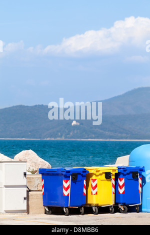 Les contenants de déchets pour la collecte séparée des déchets Banque D'Images