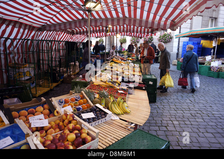 Des fruits sur un stand de marché Banque D'Images