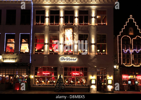 Décorations de Noël sur les bâtiments entourant la place du marché, la ville de Bruges, Flandre occidentale dans la région flamande de Belgique Banque D'Images