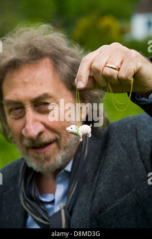 Howard Jacobson avec la nouveauté cochon que sa femme l'a acheté comme cadeau pour la gagnante 2013 Bollinger Everyman Wodehouse Prize for Fiction Bande Dessinée pour son roman 'Temps' Zoo photographié à Hay Festival 2013 Hay-on-Wye Powys Pays de Galles UK Banque D'Images