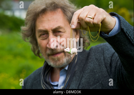 Howard Jacobson avec la nouveauté cochon que sa femme l'a acheté comme cadeau pour la gagnante 2013 Bollinger Everyman Wodehouse Prize for Fiction Bande Dessinée pour son roman 'Temps' Zoo photographié à Hay Festival 2013 Hay-on-Wye Powys Pays de Galles UK Banque D'Images