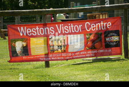 L'entrée de la ferme où Westons Cider & Perry Commencé en 1887 dans le village de beaucoup de Marcle Herefordshire Angleterre GB Royaume-Uni 2013 Banque D'Images