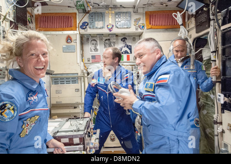 Équipage Expédition 37 membres d'équipage sont accueillis à bord du module de service Zvezda par les membres de l'équipage Expédition 36 déjà à bord de la Station spatiale internationale après leur arrivée, le 29 mai 2013. De gauche à droite : l'astronaute de la NASA Karen Nyberg, cosmonaute russe Alexander Misurkin, Fyodor Yurchikhin et Luca Parmitano de l'Agence spatiale européenne. Banque D'Images