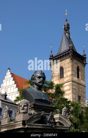 Buste de Vítezslav Hálek (1835-74), poète tchèque, en face de la nouvelle Mairie Novomestska Radnice de Nove Mesto de Prague République Tchèque Banque D'Images