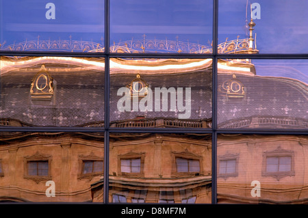 La réflexion du Théâtre National Narodni Divadlo sur la nouvelle étape de la Scena vitré auditorium building Prague Praha République Tchèque Banque D'Images