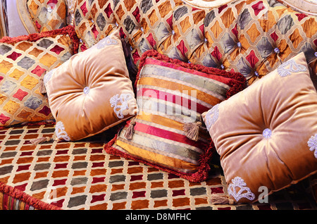 Beaux coussins sur un magnifique canapé Banque D'Images