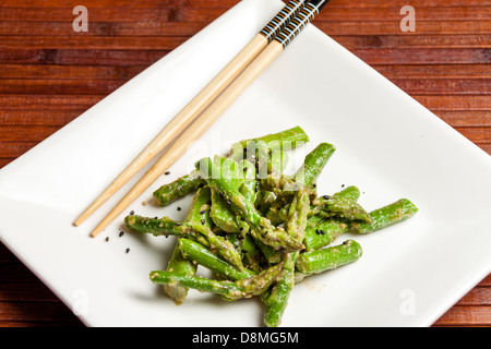 Les Asperges Salade sésame, de style japonais, horizontal Banque D'Images