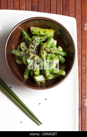 Les Asperges Salade sésame, de style japonais, vertical Banque D'Images