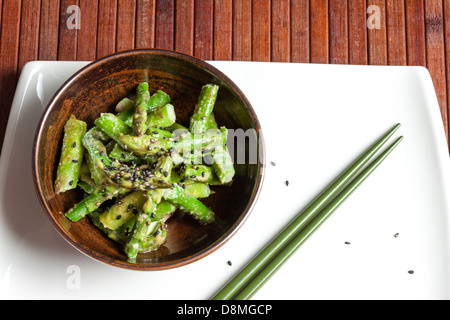 Les Asperges Salade sésame, de style japonais, horizontal Banque D'Images
