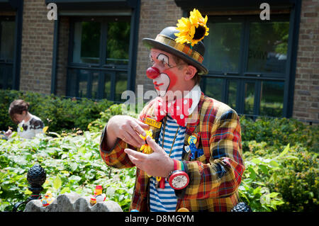 Londres, Angleterre, Royaume-Uni. Le 31 mai 2013. Mattie le clown sur la tombe du légendaire clown Joe Grimaldi dans Joseph Grimaldi park. Chaque année, de célébrer la vie de clowns Grimaldi par rassemblement à sa tombe en plein costume, faire des calembours et de l'exécution des tricks en mémoire du grand clown. Credit : Patricia Phillips/Alamy Live News Banque D'Images