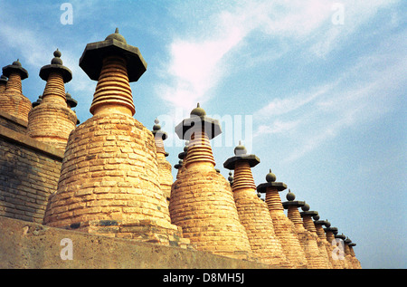 Le Qingtong Xia Yibailingba Ta 108 Dagobas ou stupas construits à l'origine pendant la dynastie des Xia occidentales situé sur la pente orientale de la montagne de Xiakou au sud de la ville de Yinchuan dans la province de Ningxia, en Chine Banque D'Images