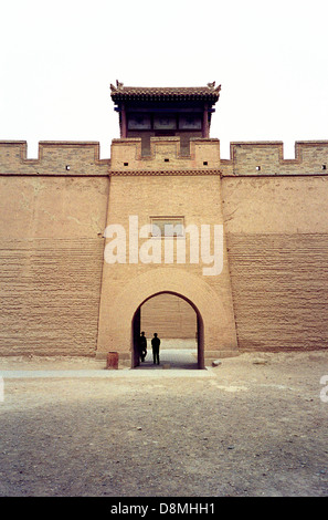 À la passerelle ou passage Jiayu Jiayuguan qui est la première passe à l'extrémité ouest de la Grande Muraille de Chine qui a été construit par la dynastie Ming, dans le 14ème siècle, situé au sud-ouest de la ville de Jiayuguan dans la province du Gansu dans le Nord de la Chine Banque D'Images