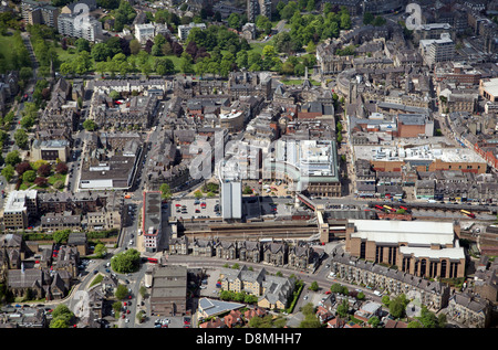 Vue aérienne du centre-ville de Harrogate, vue vers l'ouest, en face de la gare Parade, avec la gare de West Park et Betty's Tearoom au sommet Banque D'Images