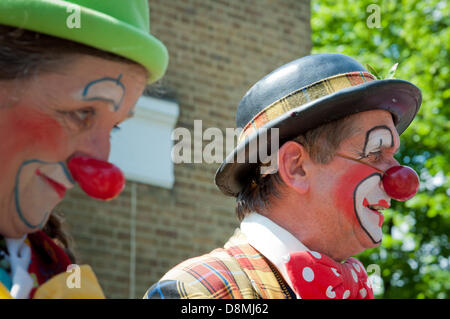 Londres, Angleterre, Royaume-Uni. Le 31 mai 2013. Susi Clowns Oddball (à gauche) et Mattie (droite) de rendre hommage à la Tombe de Joseph Grimaldi dans Joseph Grimaldi Park, Pentonville, Londres. Chaque année, de célébrer la vie de clowns Grimaldi par rassemblement à sa tombe en plein costume, faire des calembours et de l'exécution des tricks en mémoire du grand clown. Credit : Patricia Phillips/Alamy Live News Banque D'Images