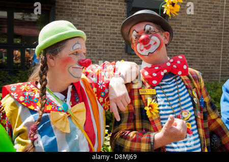 Londres, Angleterre, Royaume-Uni. Le 31 mai 2013. Susi Clowns Oddball (à gauche) et Mattie (droite) de rendre hommage à la Tombe de Joseph Grimaldi dans Joseph Grimaldi Park, Pentonville, Londres. Chaque année, de célébrer la vie de clowns Grimaldi par rassemblement à sa tombe en plein costume, faire des calembours et de l'exécution des tricks en mémoire du grand clown. Credit : Patricia Phillips/Alamy Live News Banque D'Images