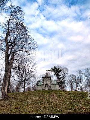 Monument cimetière sur une colline à l'automne Banque D'Images