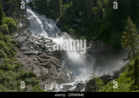 La cascade supérieure des chutes de Krimml, les plus hautes cascades d'Autriche et d'Europe centrale, Krimml, Salzbourg, Autriche. Vaporisez du soleil derrière. Banque D'Images