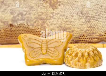 Wax et honeycomb isolated on white Banque D'Images