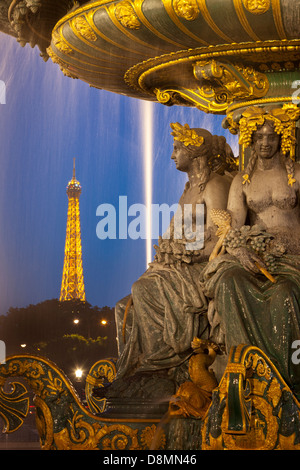 Fontaine des fleuves - Fontaine des fleuves de la Place de la concorde avec la Tour Eiffel au-delà, Paris France Banque D'Images