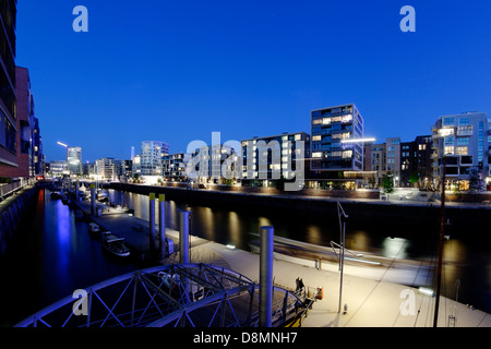 Port historique en bleu néon, Hambourg, Allemagne Banque D'Images