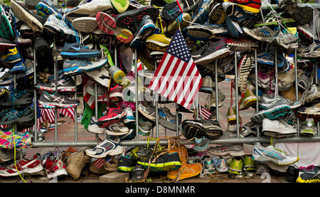 Un mémorial de fortune de chaussures à gauche comme un hommage à l'attentat du Marathon de Boston près de victimes du bombardement de sites sur Boylston Street, 20 mai 2013 à Boston, MA. Banque D'Images