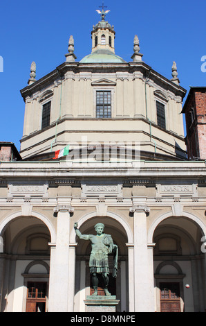 La cathédrale de Saint Laurent et la statue de l'empereur Constantin à Milan Banque D'Images