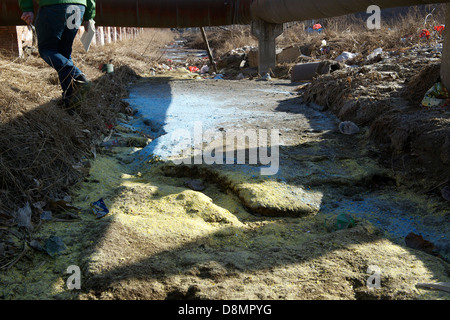 Un fossé fortement pollués entre une usine de glutamate monosodique et une petite usine d'engrais chimiques dans un village en Chine. Banque D'Images