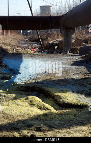 Un fossé fortement pollués entre une usine de glutamate monosodique et une petite usine d'engrais chimiques dans un village en Chine. Banque D'Images