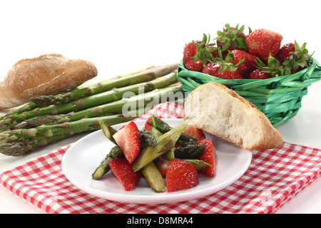 Salade de fraises aux asperges Banque D'Images