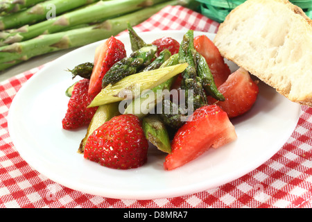 Salade de fraises aux asperges Banque D'Images