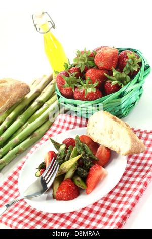 Salade de fraises aux asperges Banque D'Images