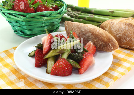 Salade de fraises aux asperges Banque D'Images