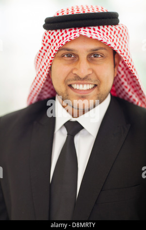 Portrait de l'homme islamique en costume noir Banque D'Images