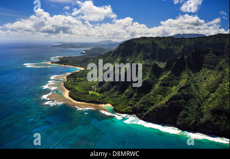 Vue aérienne de la plage et sur le système de récifs de l'île hawaïenne de Kauai Banque D'Images