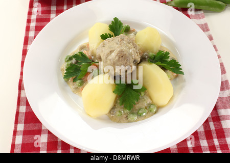 Boulettes de viande cuites dans une sauce blanche Banque D'Images