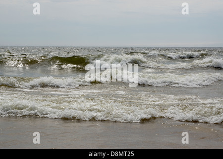 De grosses vagues roulant sur la plage du lac Michigan, près de Whitehall, MI. Banque D'Images