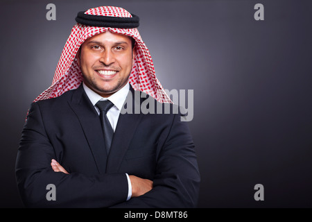 Heureux l'arabe riche businessman portrait sur fond noir Banque D'Images