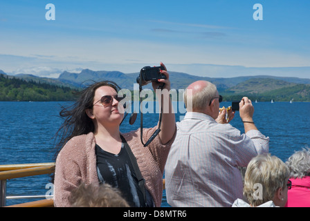 Jeune femme sur Windermere paquebot, photo d'elle-même, Parc National de Lake District, Cumbria, Angleterre, Royaume-Uni Banque D'Images