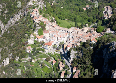 VUE AÉRIENNE.Village médiéval perché.Gilette, arrière-pays de la Côte d'Azur, France. Banque D'Images