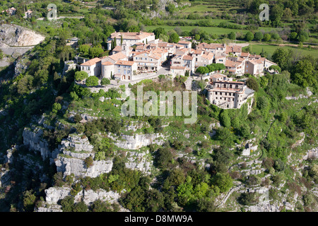 VUE AÉRIENNE.Village médiéval perché.Gourdon, arrière-pays de la Côte d'Azur, France. Banque D'Images