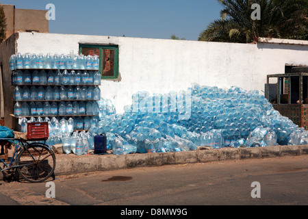 L'eau potable en bouteille pour la vente de rue Banque D'Images