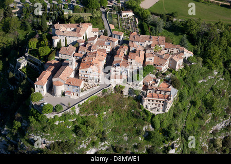 VUE AÉRIENNE.Village médiéval perché.Gourdon, arrière-pays de la Côte d'Azur, France. Banque D'Images