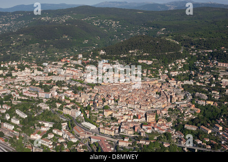 VUE AÉRIENNE.Ville de Grasse à flanc de colline.Arrière-pays de la Côte d'Azur, France. Banque D'Images