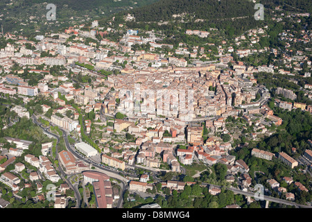 VUE AÉRIENNE.Ville de Grasse à flanc de colline.Arrière-pays de la Côte d'Azur, France. Banque D'Images